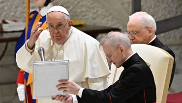 البابا فرنسيس (في الوسط) يبارك الحجاج خلال اللقاء العام الأسبوعي في قاعة بولس السادس في الفاتيكان (13 ك1 2023ـ أ ف ب). 