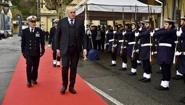 كروزيتو يستعرض عسكريين خلال احتفال (12 ك1 2023- وزارة الدفاع الايطالية).