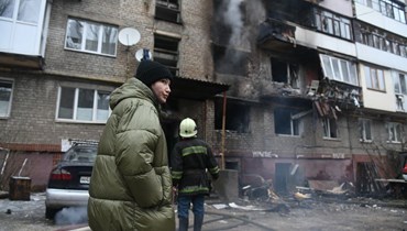 مبنى سكني تعرّض للقصف في دونيتسك، أوكرانيا (أ ف ب). 