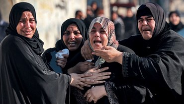 فلسطينيّات يبكين خلال تشييع الصحافي الفلسطيني عادل زعرب الذي قُتل أثناء القصف الإسرائيلي، في رفح، جنوب قطاع غزة (أ ف ب). 