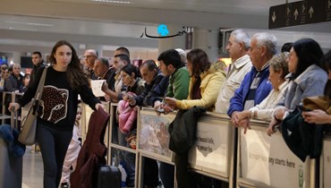 لبنانيّون ينتظرون وصول أولادهم في المطار (ميغال إسبر)