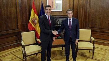 لقاء بين رئيس الوزراء الاشتراكي بيدرو سانشيز وزعيم حزب المعارضة اليميني الرئيسي ألبرتو نونيز فيخو (أ ف ب).