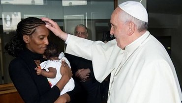 البابا فرانسيس يُبارك مريم يحيى إبراهيم من السودان خلال اجتماع خاص في الفاتيكان (24 يوليو 2014، رويترز).
