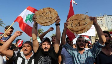 لبنانيون يتظاهرون بسبب تدهور الأوضاع الاقتصادية (تعبيرية).
