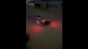 غرق آلية للدفاع المدني بمياه الأمطار في الكرنتينا.