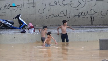 أطفال الشوارع يسبحون في سيولها (نبيل إسماعيل).