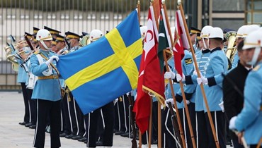 العلم السويدي خلال استقبال رئيس الوزراء السويدي في أنقرة (أ ف ب).
