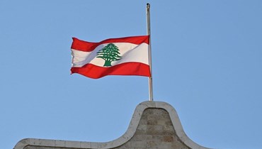 تنكيس العلم اللبناني (نبيل إسماعيل).
