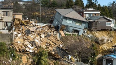 المنازل المتضررة، بما في ذلك منزل مدمّر بالكامل جرّاء زلزال اليابان (أ ف ب). 