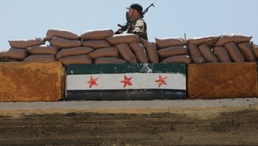 مقاتل سوري مدعوم من تركيا تمركز في موقع على أطراف بلدة كلجبرين بمحافظة حلب شمال سوريا (8 آب 2022، أ ف ب).
