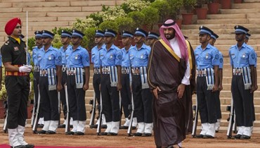 ولي العهد السعودي الأمير محمد بن سلمان يستعرض حرس الشرف عند وصوله لحضور استقبال في القصر الرئاسي الهندي، في نيودلهي (11 ايلول 2023، أ ب). 