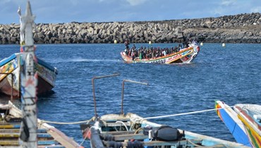 مهاجرون يصلون على متن قارب إلى رصيف لا ريستينغا في بلدية إل بينار بجزيرة إل هييرو الكناري (31 ت1 2023، أ ف ب).