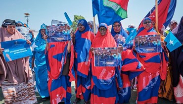 صوماليون يحملون لافتات خلال تظاهرة في ملعب إنغ ياريسو في مقديشو دعما للحكومة الصومالية في أعقاب اتفاق بين إثيوبيا ومنطقة أرض الصومال الانفصالية (3 ك2 2024ـ أ ف ب). 