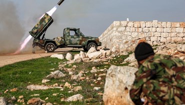 مقاتل سوري تابع لهيئة تحرير الشام يشغل جهاز التحكم عن بعد لقاذفة صواريخ صغيرة تطلق النار على مواقع للقوات الحكومية السورية في شمال غرب محافظة حلب (1 ك2 2024، أ ف ب).