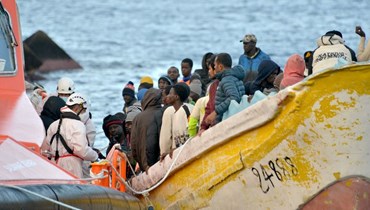 وصول 156 مهاجرا في قارب إلى ميناء لا ريستينغا في إل بينار بجزيرة إل هييرو بالكناري بعد انقاذهم (15 ك1 2023، أ ف ب). 