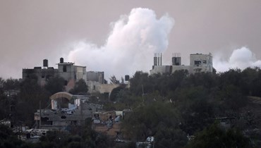 صورة ملتقطة من الحدود الإسرائيلية مع قطاع غزة، تظهر الدخان يتصاعد فوق وسط قطاع غزة بعد قصف إسرائيلي (9 ك2 2024، أ ف ب).