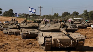 دبابات الجيش الإسرائيلي تنتشر  على الحدود مع قطاع غزة (22 كانون الأول 2023، أ ف ب)).