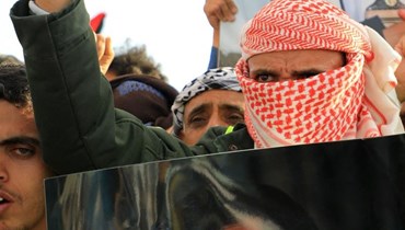 متظاهر يمني يحمل صورة للزعيم الحوثي عبد الملك الحوثي خلال مسيرة تضامن مع شعب غزة في العاصمة صنعاء (أ ف ب).