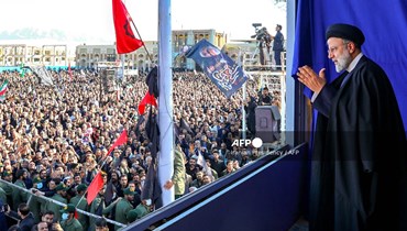 الرئيس الإيراني إبراهيم رئيسي أمام حشد من الإيرانيين (أ ف ب).