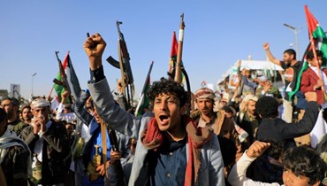 متظاهرون يمنيون يرددون شعارات خلال احتجاج في العاصمة صنعاء بعد الضربات الأميركية والبريطانية (12 ك2 2024، أ ف ب). 