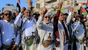 أشخاص يشاركون في احتجاج في شوارع مدينة الحديدة اليمنية على البحر الأحمر، للتنديد بالضربات الأميركية والبريطانية (12 ك2 2024، أ ف ب). 