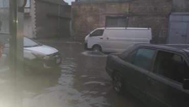 غرق الشوارع في الميناء جرّاء الأمطار. 