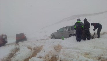 الدفاع المدنيّ ينقذ مجموعة من المواطنين العالقين بالثلوج- جبل صنين