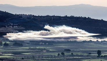 دخان يتصاعد من القصف الإسرائيلي على سهل الخيام الحدودية في جنوب لبنان (8 ك2 2024 - أ ف ب).