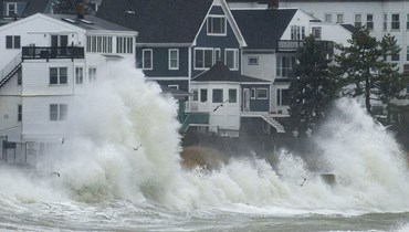 تضرب موجات العواصف المنازل الساحلية مع ارتفاع المد في وينثروب بولاية ماساتشوستس (13 كانون الثاني 2024 - أ ف ب).