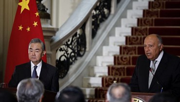 وزيرا الخارجية المصري سامح شكري (إلى اليمين) والصيني وانغ يي خلال مؤتمر صحافي عقب اجتماعهما في قصر التحرير في القاهرة (14 ك2 2024، أ ف ب).