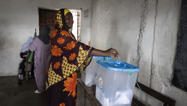 امرأة تدلي بصوتها في مركز اقتراع في موروني (14 ك2 2024، أ ف ب).