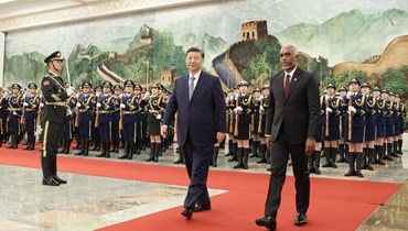 مويزو (الى اليمين) والرئيس الصيني شي جينبينغ خلال استقبال في قاعة الشعب الكبرى في بيجينغ (10 ك2 2024، أ ف ب). 