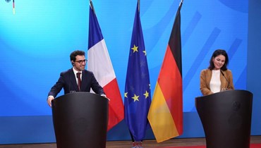 بيربوك (الى اليمين) وسيجورنيه خلال مؤتمر صحافي مشترك في مقر وزارة الخارجية في برلين (14 ك2 2024، أ ف ب).