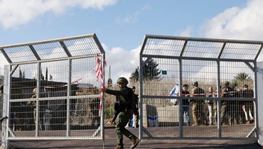 جندي إسرائيلي في إحدى المستوطنات على الحدود مع لبنان (أ ف ب).