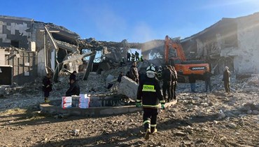 رجال إطفاء يتفقدون مبنى مدمرا في موقع تعرض لهجوم صاروخي شنه الحرس الثوري الإسلامي الإيراني، في أربيل (16 ك2 2024، أ ف ب).