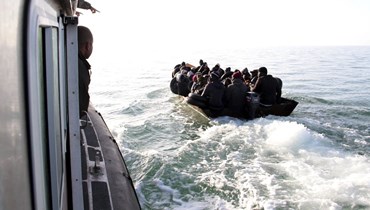 صورة ارشيفية- الحرس الوطني البحري التونسي يوقف مهاجرين في البحر خلال محاولتهم الوصول إلى إيطاليا، بالقرب من ساحل صفاقس (18 نيسان 2023، أ ب). 