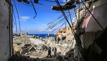 بقايا المباني التي دمرتها الغارات الإسرائيلية على الناقورة في جنوب لبنان، بالقرب من الحدود مع إسرائيل (أ ف ب).