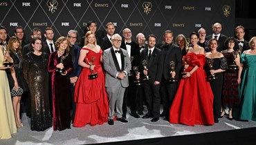  الممثلون وطاقم مسلسل "Succession"، الحائزون على سلسلة الدراما المتميزة، يقفون في غرفة الصحافة خلال حفل توزيع جوائز Emmy الخامس والسبعين في مسرح Peacock في لوس أنجلوس  (15 كانون الثاني 2024 - أ ف ب).