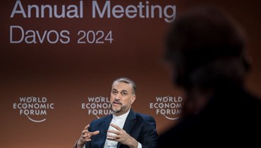 عبداللهيان متكلما خلال جلسة في المنتدى الاقتصادي العالمي في دافوس (17 ك2 2024، أ ف ب). 