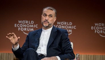 عبد اللهيان متكلما خلال جلسة في المنتدى الاقتصادي العالمي في دافوس (17 ك2 2024، أ ف ب). 