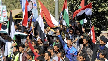 يمنيون يرددون شعارات مناهضة لإسرائيل والولايات المتحدة خلال تظاهرة في صنعاء تضامنا مع الشعب الفلسطيني (17 ك2 2024، أ ف ب).