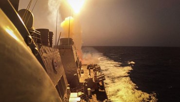 مدمّرة أميركيّة موجّهة تتصدّى لصواريخ الحوثيين في البحر الأحمر (أ ف ب). 