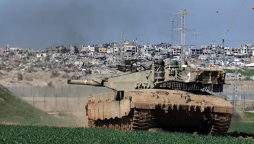 دبابة إسرائيلية تتوغّل في قطاع غزّة (أ ف ب).