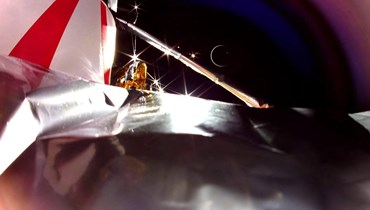 مركبة الهبوط القمرية Peregrine Lunar Lander التابعة لشركة Astrobotic في الفضاء والتي تظهر الأرض في مرمى البصر (أ ف ب).