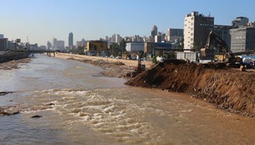 تنظيف مجاري نهر بيروت قبيل المنخفض الجوي القادم (حسن عسل).