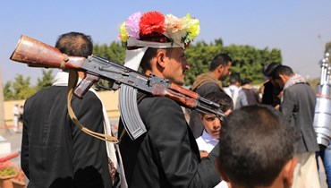 عريس يمني يحمل سلاحا خلال رقصة تقليدية في العاصمة صنعاء التي يسيطر عليها الحوثيون (18 ك2 2024، أ ف ب).