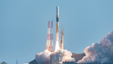 صورة ملتقطة في 7 ايلول 2023، نشرتها وكالة استكشاف الفضاء اليابانية، وتظهر الصاروخ H-IIA الذي يحمل مسبارا صغيرا الى سطح القمر، لدى انطلاقه من مركز تانيغاشيما الفضائي في جزيرة تانيغاشيما بمحافظة كاغوشيما (أ ف ب).