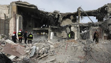 فريق من الدفاع المدني ينفذ عمليات بحث وإنقاذ في مبنى متضرر إثر الهجوم الصاروخي الذي شنه الحرس الثوري الإيراني على عاصمة إقليم كردستان أربيل (17 ك2 2024، أ ف ب).