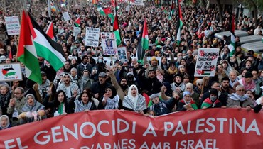 متظاهرون خلال مسيرة في برشلونة دعما لفلسطنيي غزة (20 ك2 2024ـ أ ف ب). 
