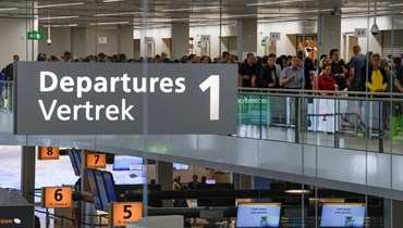 صورة ارشيفية- مسافرون ينتظرون في طوابير طويلة لتسجيل الوصول في مطار شيفول بأمستردام (21 حزيران 2022، أ ب). 